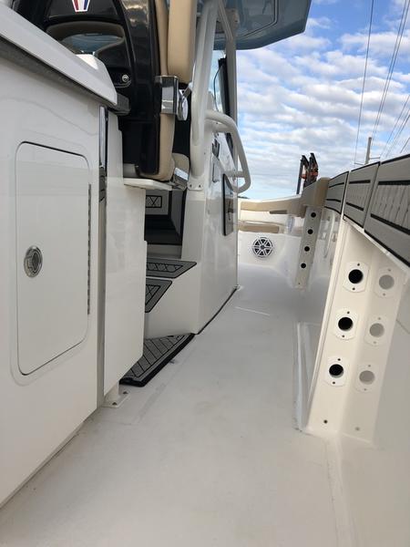 2019 Wellcraft 352 Fisherman