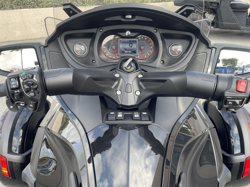 2016 Can-Am® Spyder® RT-S Special Series 6-Speed Semi-Automatic (SE6)