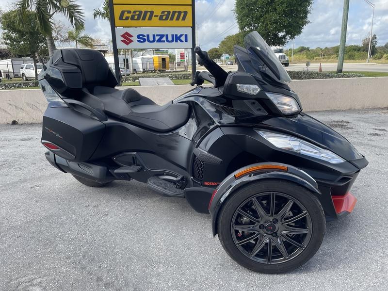 2016 Can-Am® Spyder® RT-S Special Series 6-Speed Semi-Automatic (SE6)