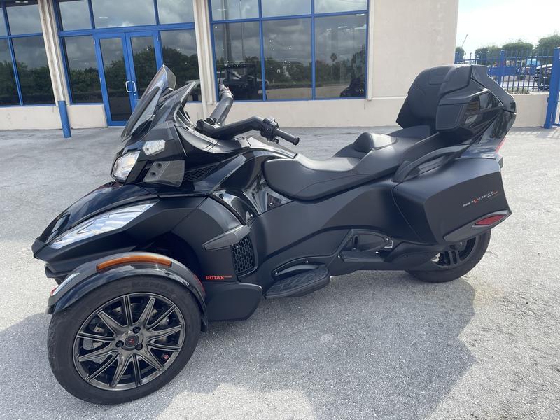 2016 Can-Am® Spyder® RT-S Special Series 6-Speed Semi-Automatic (SE6)