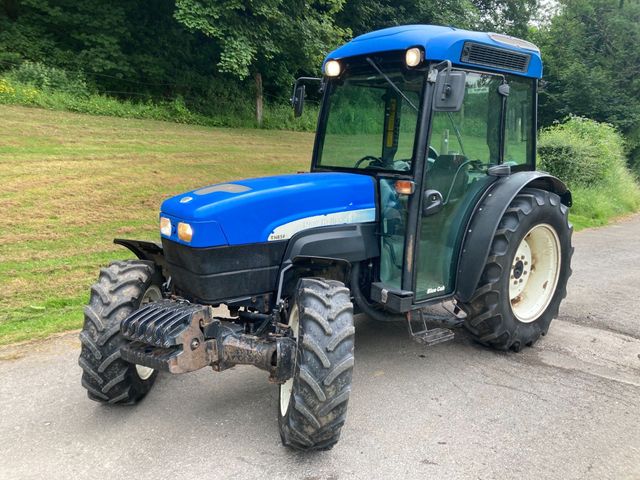 2007 New Holland TN85FA Vineyard tractor