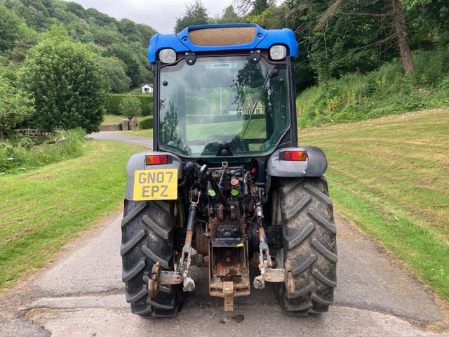 2007 New Holland TN85FA Vineyard tractor