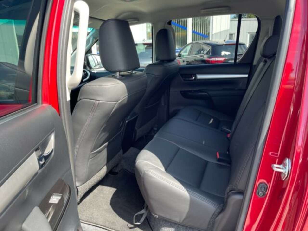 Toyota Hilux 2.8d Automatik Double Cab Invincible Navi