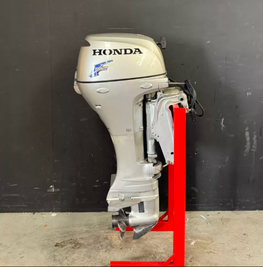 Honda BF20 outboard engine