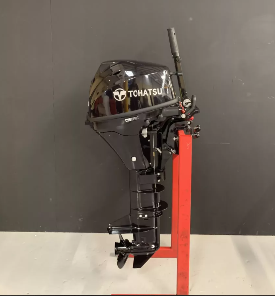 Tohatsu 8 PK outboard engine